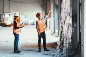 Engenheiros civis realizando vistoria e inspeção técnica de instalações prediais no RJ
